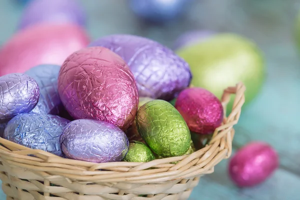 Huevos de chocolate de Pascua en una cesta —  Fotos de Stock