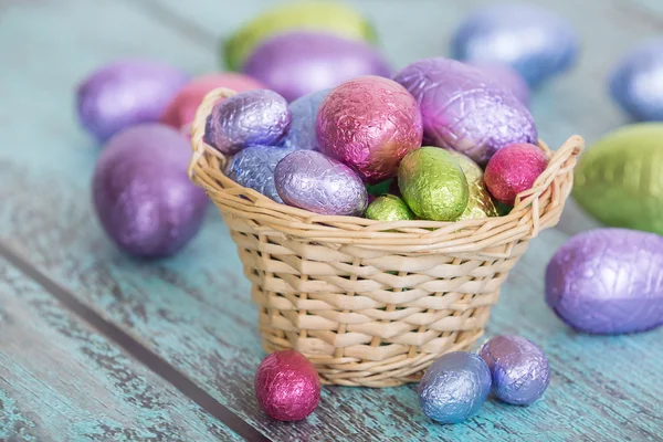 Oeufs de Pâques en chocolat dans un panier — Photo