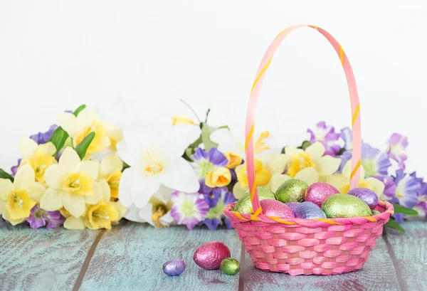 Uova di cioccolato in un cestino rosa Pasqua — Foto Stock