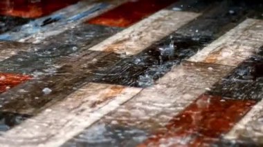 Renkli Ahşap Toprağa Yağmur Damlaları