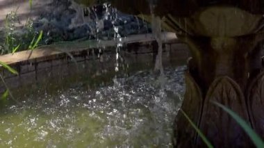 Çeşmede Su Damlaları 