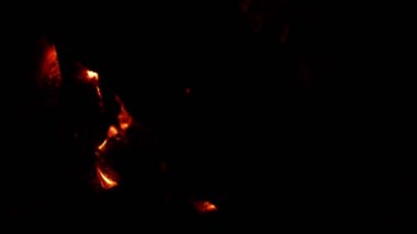 Siyah arkaplanda Ateş Yakma 