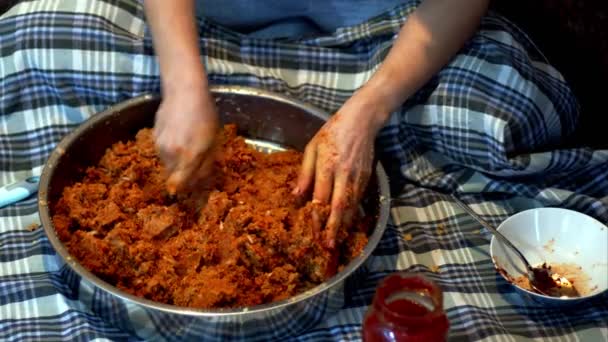 Türkische Traditionelle Rohe Fleischbällchen — Stockvideo