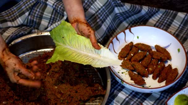 Turkse Traditionele Rauwe Gehaktballen Maken — Stockvideo