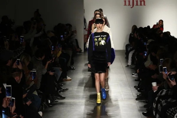 IiJin Automne 2016 pendant la Fashion Week de New York — Photo