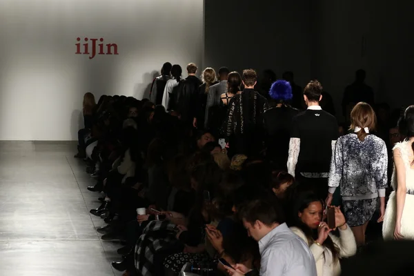 IiJin Automne 2016 pendant la Fashion Week de New York — Photo