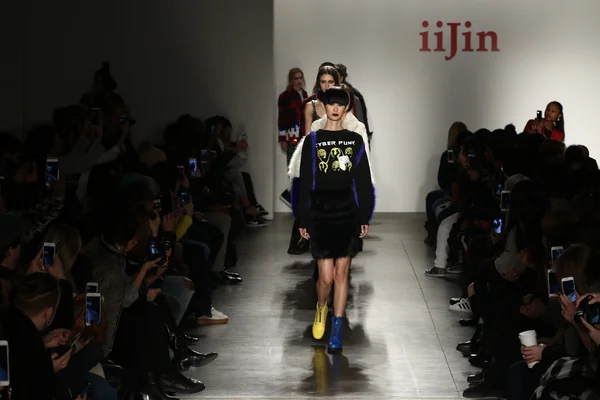 IiJin Automne 2016 pendant la Fashion Week de New York — Photo