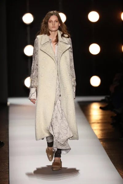 BCBGMAXAZRIA Outono 2016 desfile de moda — Fotografia de Stock