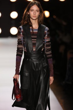 BCBGMAXAZRIA sonbahar 2016 defile