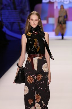 model Desigual Sonbahar 2016 giyerek pist yürüyor