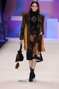 model Desigual Sonbahar 2016 giyerek pist yürüyor