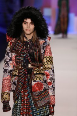 model Desigual Sonbahar 2016 giyerek pist yürüyor