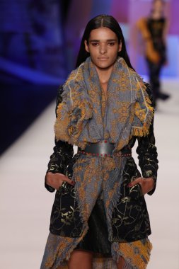 model Desigual Sonbahar 2016 giyerek pist yürüyor