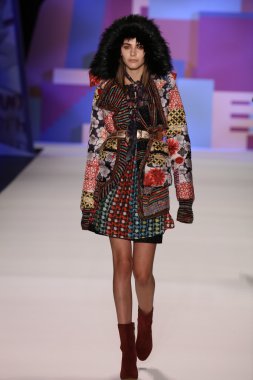 model Desigual Sonbahar 2016 giyerek pist yürüyor