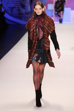 model Desigual Sonbahar 2016 giyerek pist yürüyor