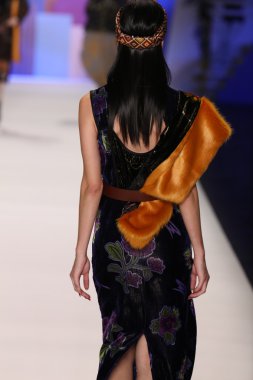 model Desigual Sonbahar 2016 giyerek pist yürüyor