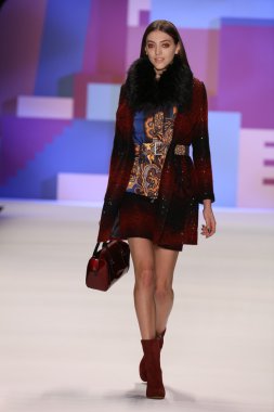 model Desigual Sonbahar 2016 giyerek pist yürüyor