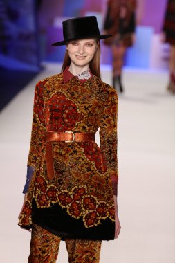 model Desigual Sonbahar 2016 giyerek pist yürüyor