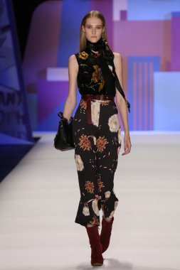 model Desigual Sonbahar 2016 giyerek pist yürüyor