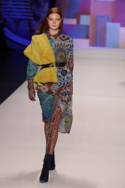 model Desigual Sonbahar 2016 giyerek pist yürüyor