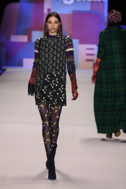 model Desigual Sonbahar 2016 giyerek pist yürüyor