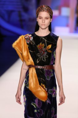 model Desigual Sonbahar 2016 giyerek pist yürüyor