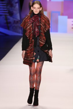 model Desigual Sonbahar 2016 giyerek pist yürüyor