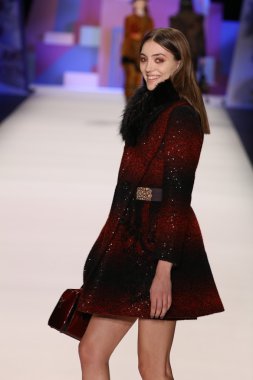 model Desigual Sonbahar 2016 giyerek pist yürüyor