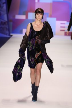 model Desigual Sonbahar 2016 giyerek pist yürüyor