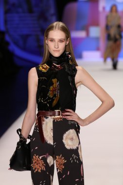 model Desigual Sonbahar 2016 giyerek pist yürüyor