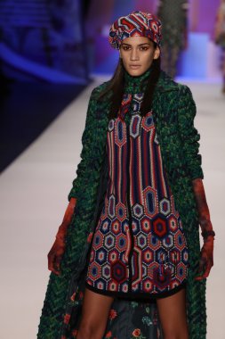 model Desigual Sonbahar 2016 giyerek pist yürüyor