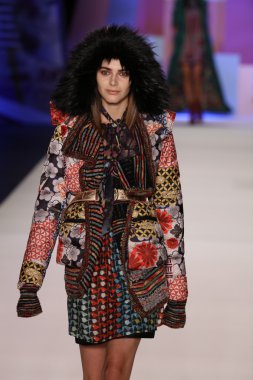 model Desigual Sonbahar 2016 giyerek pist yürüyor