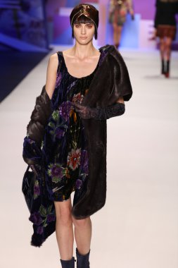 model Desigual Sonbahar 2016 giyerek pist yürüyor