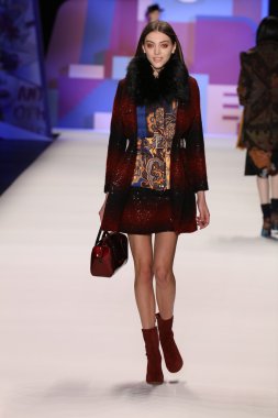 model Desigual Sonbahar 2016 giyerek pist yürüyor