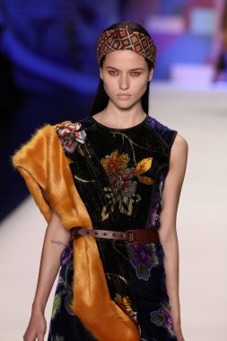 model Desigual Sonbahar 2016 giyerek pist yürüyor