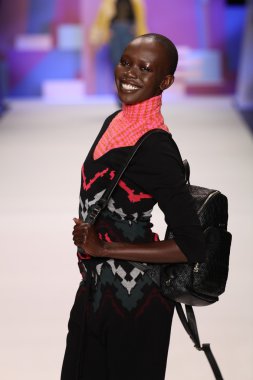 model Desigual Sonbahar 2016 giyerek pist yürüyor