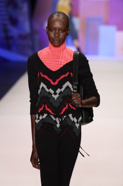 model Desigual Sonbahar 2016 giyerek pist yürüyor