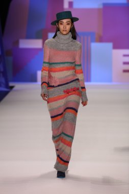 model Desigual Sonbahar 2016 giyerek pist yürüyor