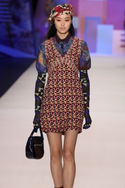 model Desigual Sonbahar 2016 giyerek pist yürüyor