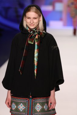 model Desigual Sonbahar 2016 giyerek pist yürüyor