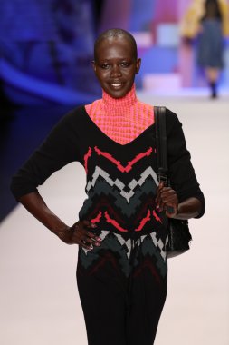 model Desigual Sonbahar 2016 giyerek pist yürüyor