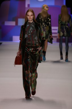 model Desigual Sonbahar 2016 giyerek pist yürüyor