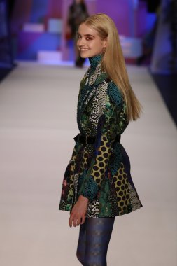 model Desigual Sonbahar 2016 giyerek pist yürüyor