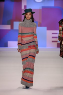 model Desigual Sonbahar 2016 giyerek pist yürüyor