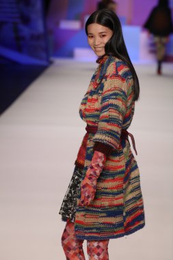 model Desigual Sonbahar 2016 giyerek pist yürüyor