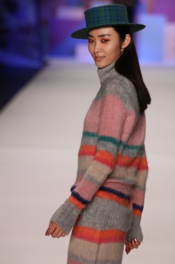 model Desigual Sonbahar 2016 giyerek pist yürüyor