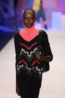 model Desigual Sonbahar 2016 giyerek pist yürüyor