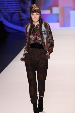 model Desigual Sonbahar 2016 giyerek pist yürüyor