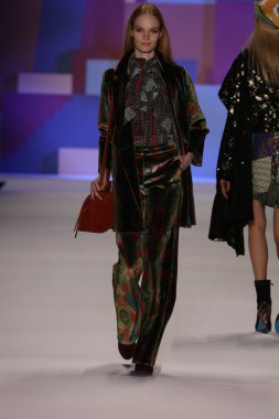 model Desigual Sonbahar 2016 giyerek pist yürüyor
