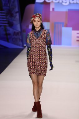 model Desigual Sonbahar 2016 giyerek pist yürüyor